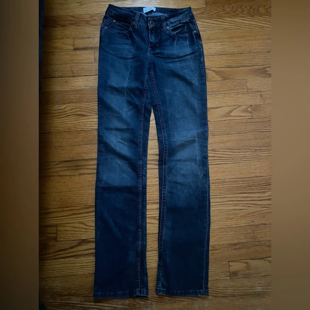 Pre-owed - Picture 2 of 5